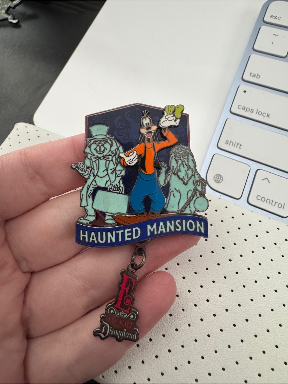 Disneyland - E-Ticket LE1500 Pin - Haunted Mansion Goofy Hitchhiking Ghosts